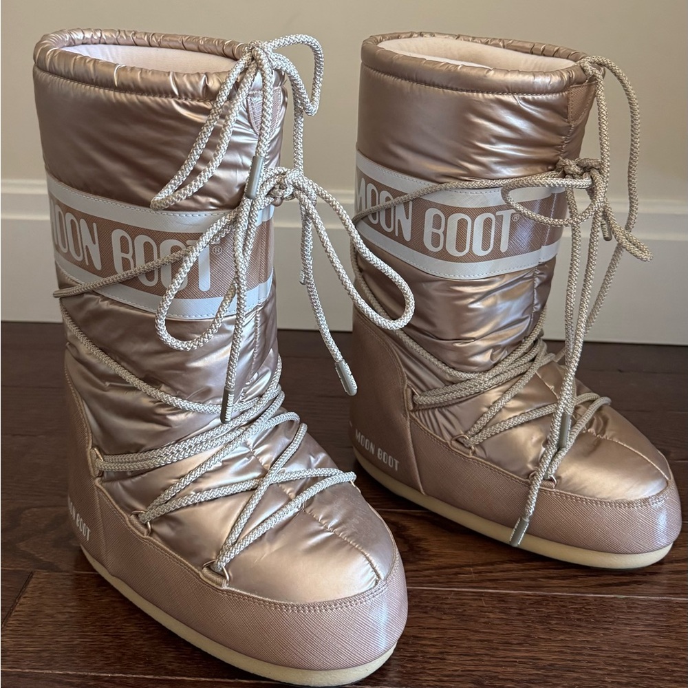 Moon Boot Women's Rose Gold Metallic Snow Boots size 35/38 (4-7)